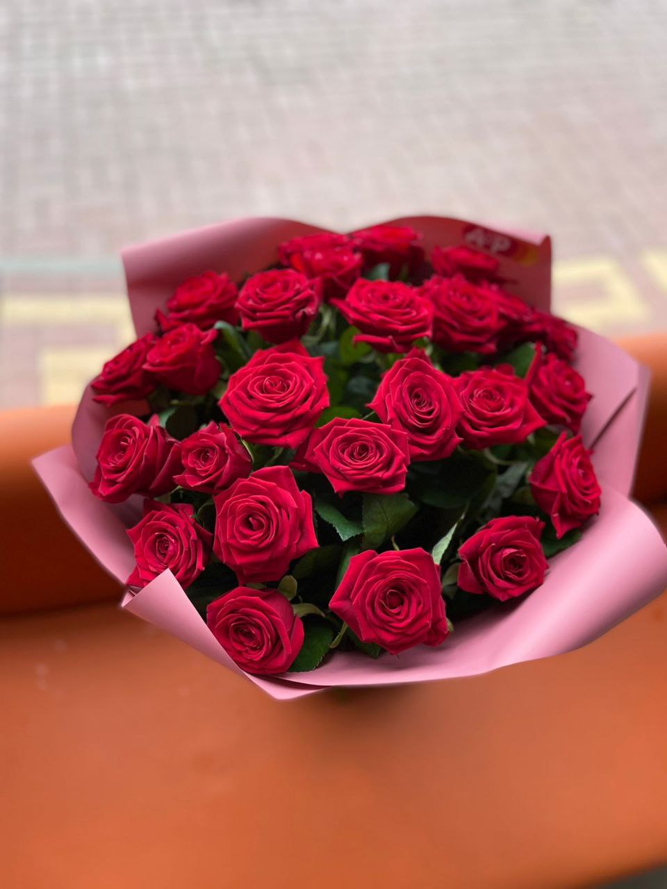 Красные розы в вазе 70 см. Букет из красных роз в вазе 25 шт. 